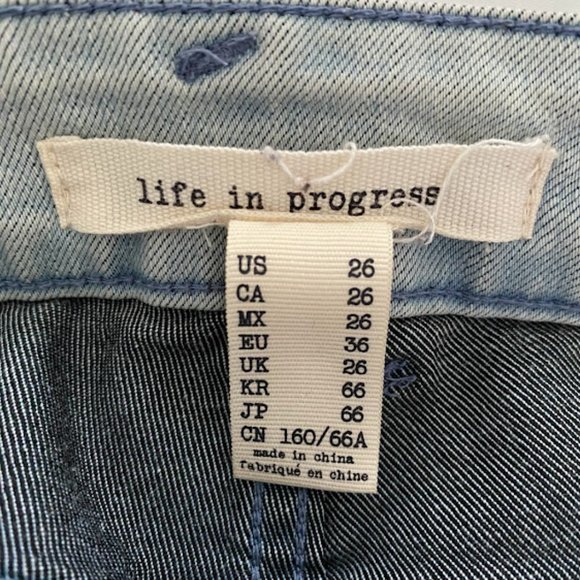 Life in Progress Light Wash Jeans - Picture 4 of 5